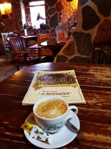 玛丽亚温泉安东尼柯瓦旅馆的坐在桌子上边边看报纸边喝咖啡