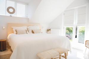 芬克芬Luxury villa on peaceful location. Boat optional的白色的卧室设有白色的床和窗户。