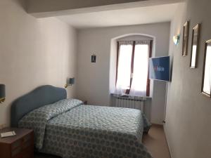 里奥马哲雷Ca' dei Nogi - Appartamento a Riomaggiore的一间小卧室,配有床和窗户