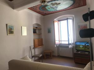 里奥马哲雷Ca' dei Nogi - Appartamento a Riomaggiore的带沙发和电视的客厅