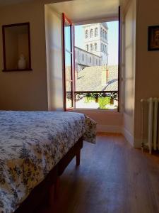 图尔尼LA MAISON DE MARION的一间卧室设有一张床和一个大窗户
