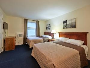 汉普顿大西洋金沙酒店的酒店客房设有两张床和窗户。