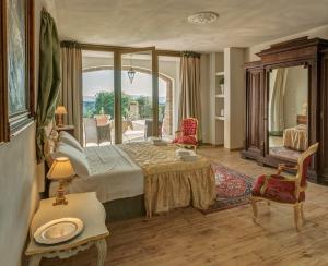 蒙塔约内拉维基亚莎莎公寓式酒店的一间卧室设有一张大床和一个大窗户