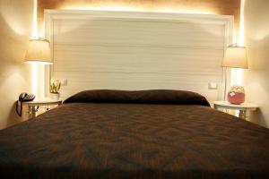 圣乔瓦尼·罗通多菲尼酒店的一间卧室配有一张大床和两盏灯。