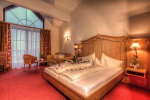 皮茨河谷圣莱昂哈德格斯彻尔布里克酒店 的一间卧室,卧室内配有一张大床