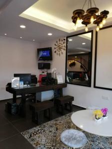 吉隆坡M Design Hotel @ Taman Pertama的一个带书桌和镜子的办公室