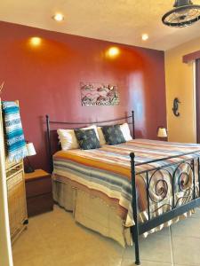 佩尼亚斯科港BELLA SIRENA RESORT的一间卧室配有一张红色墙壁的床