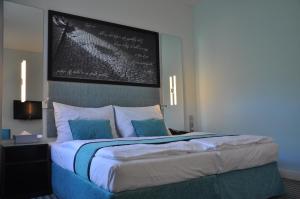 布拉格红与蓝设计酒店客房内的一张或多张床位