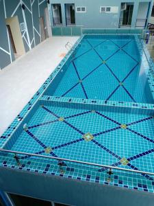 春蓬春蓬莫拉克双子酒店的铺有蓝色瓷砖的大型游泳池