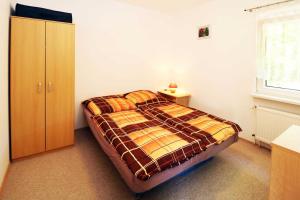 卡尔斯哈根Fewo Urlaubsidyll 2_GUeTH的一间卧室配有床、橱柜和窗户