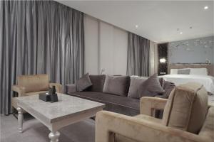 泰布克Swiss In Park Tabuk的客厅配有沙发、桌子和床。