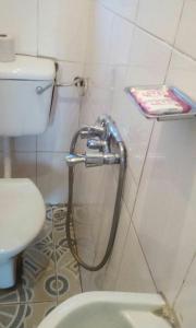 KatunguruTembo Safari Lodge的浴室设有连接卫生间的软管