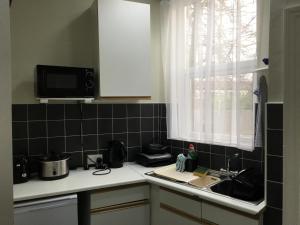 拉格比Bourton House的厨房配有水槽和微波炉