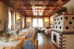 兰克韦尔莫荣酒餐厅的一间带桌椅和壁炉的用餐室