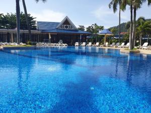 高兰Andaman Lanta Resort - SHA Extra Plus的大楼前方的蓝色海水大型游泳池