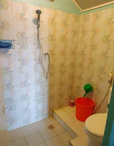 沙璜Yulia Resort的带淋浴、卫生间和桶的浴室