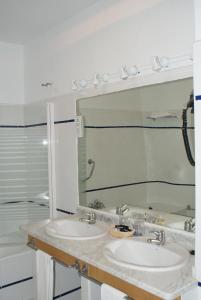 巴尼奥斯德蒙特迈奥尔巴尔内阿里奥坎大酒店的浴室设有2个水槽和镜子