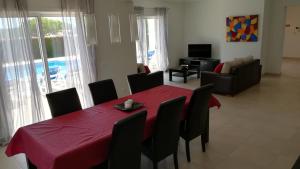 奎特里拉Villa 48的一间用餐室,配有红色的桌子和椅子