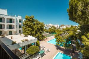 维耶斯泰地中海酒店的享有带游泳池的建筑的空中景致