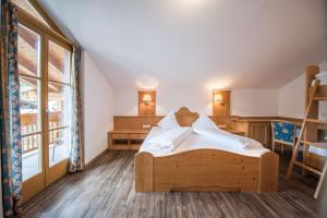 拉辛Hotel Rosenheim的一间卧室配有一张床、一张书桌和一个窗户。