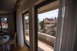 巴尼亚卢卡Apartman Natalija Banja Luka的带窗户的客房设有阳台,享有风景。