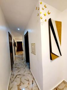 伊凯贾CG Apartments Metro的走廊上设有大理石地板,墙上有星星