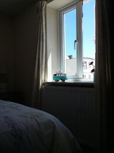 纽基Harrington Flats的窗台上卧室的窗户,有玩具车