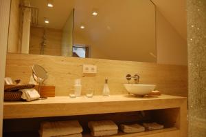 ZandvoordeB&B Cottage Sandfort的一间带水槽和镜子的浴室