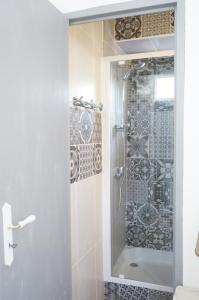 圣锡尔克－拉波皮gite du tourneur的带淋浴的浴室和玻璃门