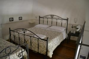 蒙塔尔巴诺Masseria 77的一间卧室配有两张床和一张带台灯的桌子