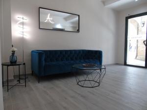 波尔托马林Casa San Nicolás的客厅配有蓝色的沙发和桌子