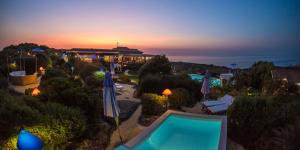 卡斯特尔萨多巴贾洛丽亚度假酒店的享有带游泳池的度假村景致