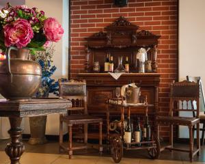 贝里奥苏姆奥斯特洛瓦假日酒店的一间设有桌子和一些葡萄酒的房间