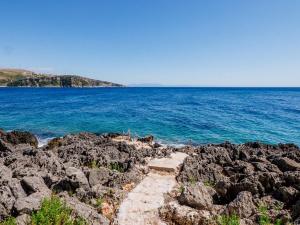 希马拉THE SEA CAVE CAMPING的海边岩石上的一条小径