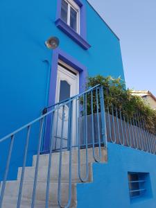 雷泽La Maison Bleue的蓝色的建筑,设有楼梯和窗户