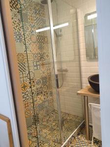 奥祖瓦尔-拉费里耶尔les lilas的浴室设有淋浴,墙上有十字架