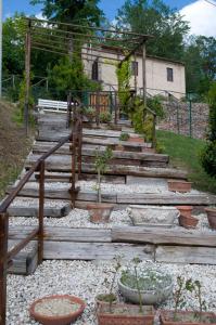 MontegiorgioCasa della Strega的一套木楼梯,种植了盆栽植物