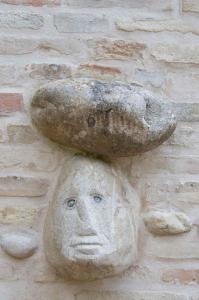 MontegiorgioCasa della Strega的头上有一蘑菇的女人的石雕