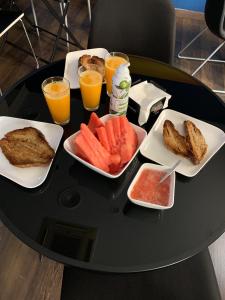 阿桂拉斯卡洛斯三世酒店的一张桌子,上面放着食物和饮料
