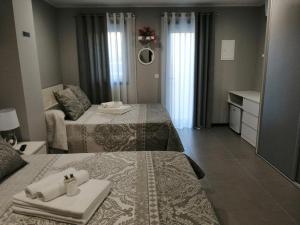 维达古Anevan的酒店客房,配有两张带毛巾和镜子的床