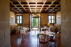 维基奥维拉坎佩斯特里橄榄油度假酒店的一间在房间内配有桌椅的餐厅