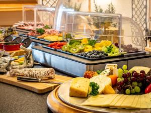 魏根斯巴赫玛塞阿尔戈赫兹酒店的包括不同种类的奶酪和蔬菜的自助餐