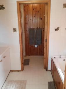 普利登堡湾皮赛因山谷小屋酒店的浴室配有卫生间、盥洗盆和淋浴。