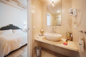 滨海波利尼亚诺吉奥维雷拉斯酒店的一间带水槽和床的浴室