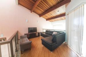 阿帕雷西达Casa Bela Vista的带沙发和电视的客厅