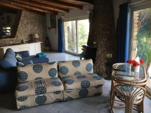 Villa TargiaVilla Federica的客厅配有沙发和桌椅