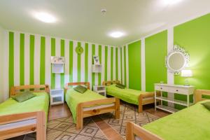 露米雅Pokoje Goscinne Oliwia & Laura II的绿色客房 - 带两张床和镜子
