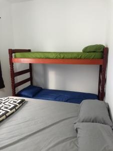 圣维森特岛Apto pé na areia的一间卧室配有带蓝色床单的双层床