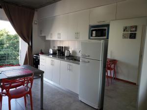 DEPARTAMENTO VERA MUJICA 1 cochera propia incluida的厨房或小厨房