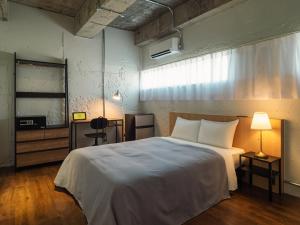 白滨SEAMORE RESIDENCE的卧室设有一张白色大床和一扇窗户。